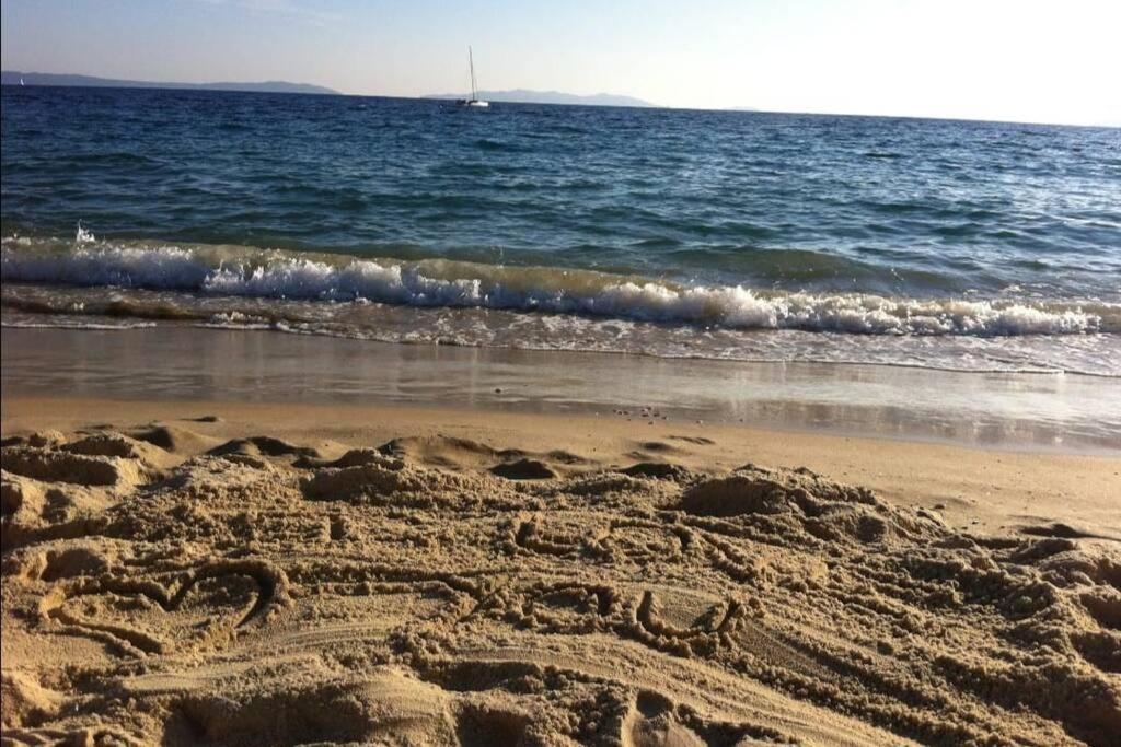 Au Petit Bonheur Vue Mer, Parking, 400M Plage Le Lavandou Eksteriør billede